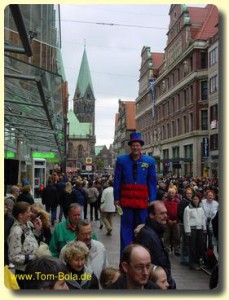Moderator auf Stelzen Moderation des Freimarktsumzuges auf Stelzen in Bremen