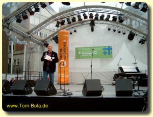 Tom Bola moderiert eine große Bühne